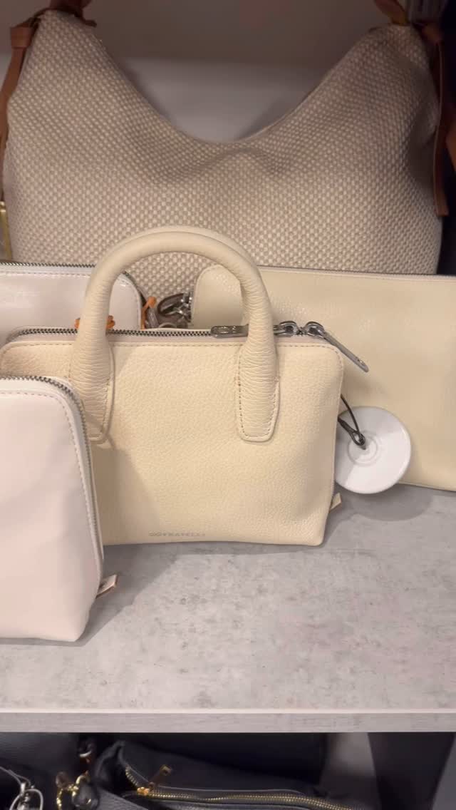 ☀️ Het zonnetje laat zich weer zien!
Tijd om je outfit af te maken met iets stijlvols. Bij Lederzaak.nl vind je een ruime keuze aan prachtige accessoires – van verfijnde leren items tot stijlvolle alternatieven zonder leer. Ontdek de perfecte finishing touch voor jouw zomerse look!
#harderwijk
#heerlijkharderwijk
#harderwijksezaken
#zomer #bags
#ermelo
#putten
#putten
#nunspeet
#zeewolde
#uddel
#elspeet