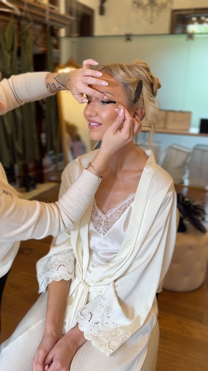 The final 90 seconds before you get to show your lovely bride her wedding makeup. Waterproof mascara in hand, and with a bated breath. She’s sat perfectly for an hour, and you know she’s going to love it… ??