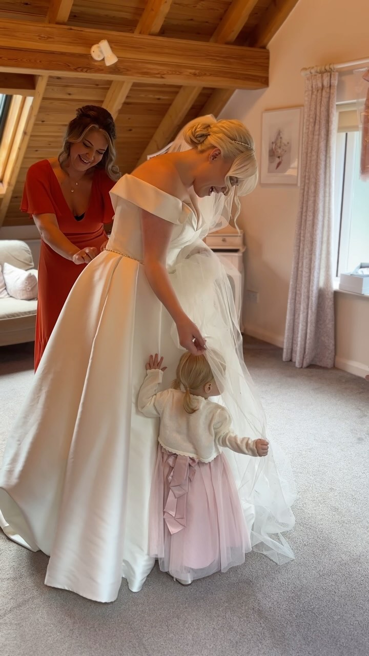 There’s something really special about having your little ones with you on your wedding day ? Carlys daughter was such a cutie hiding in her veil! ?
#bridalmakeupartist #cheshire #cheshiremakeupartist #cheshirewedding #weddingmakeup