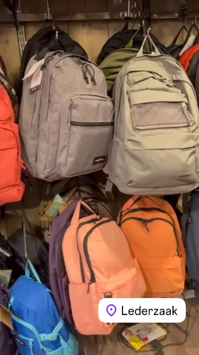 ? Rugzakken in alle soorten en maten!
Voor elke scholier – groot of klein – hebben wij dé perfecte tas. Of je nu naar de middelbare school gaat of net begint op de basisschool: bij ons vind je wat je zoekt.
?? Natuurlijk denken we ook aan de kleintjes!
? Nu nog volop keuze, maar sommige modellen gaan best snel…
? In de winkel vind je topmerken zoals:
Walker, Eastpak, Dakine, Kapten & Son, New Rebels en meer!
Kom snel langs bij Lederzaak.nl in Harderwijk – hét adres voor je nieuwe schooltas!
? Wanneer kom jij passen?
#Harderwijk #LederzaakNL #BackToSchool #Schooltas #Rugzakken #WalkerBags #Eastpak #Dakine #NewRebels #KaptenAndSon #Veluwe #CampingsVeluwe #BungalowparkHarderwijk #ShoppenInHarderwijk #OmgevingHarderwijk #HarderwijkMetKinderen #VeluweTips #Zomervakantie2025 #SchoolTassenJacht