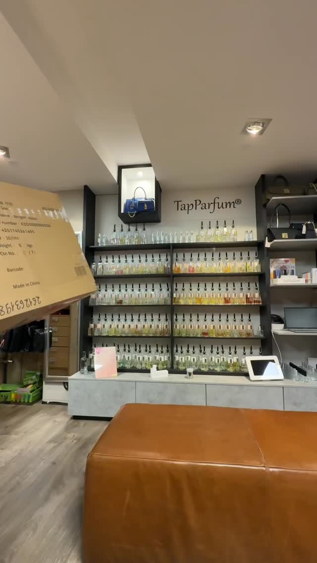 UNBOXING TIME. Laten we samen de nieuwe collectie van @kaptenandson unboxen voor bij ons in de winkel! Wil je de hele collectie zien? Kom dan snel langs! #lederzaak #harderwijk #gelderland #tassen #tassenwinkel #kaptenandson #bagsstore #bags