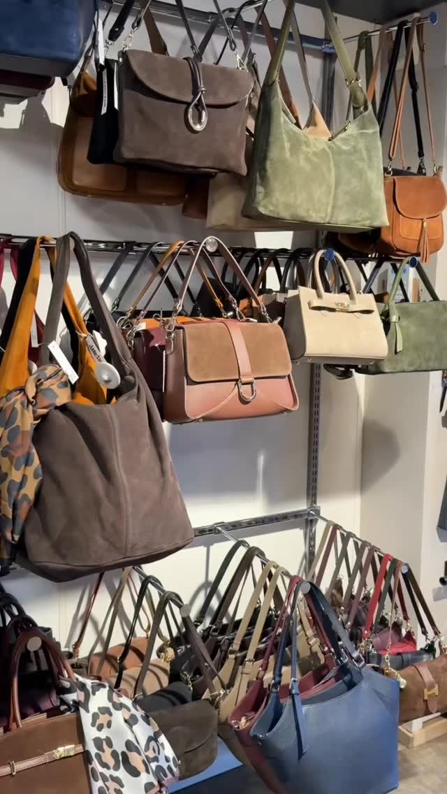 In jouw garderobe kan geen suède tas ontbreken! De tassen zijn tijdloos, stijlvol en prachtig van kleur. Welke tas uit het filmpje is jouw favoriet? Het leuke is: deze tassen zijn zorgvuldig door ons team uitgezocht in Italië. ??
#tassen #suedetas #bags #bagstagram #suède