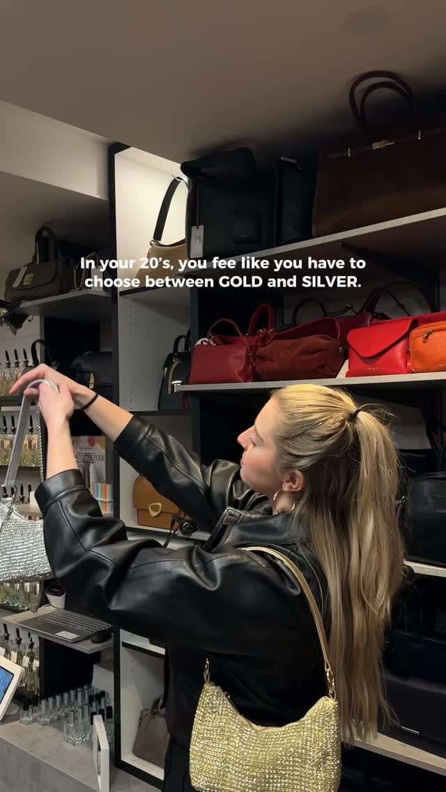 Nah, we houden niet van kiezen. We kopen gewoon goud en zilver, zodat we kunnen matchen bij elke outfit! ? #lederzaak #harderwijk #tassen #tassenwinkel #bagsstore #bags #bagstagram