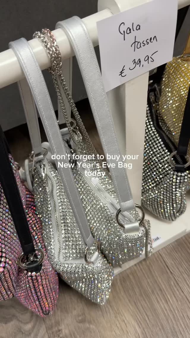 Straal op oud & nieuw met deze prachtige tassen! Nu voor maar 34,95 te koop! We hebben er nog maar een aantal op voorraad, dus kom snel langs! ?
#lederzaak #harderwijk #newyearseve #glittertas #sparklingbag