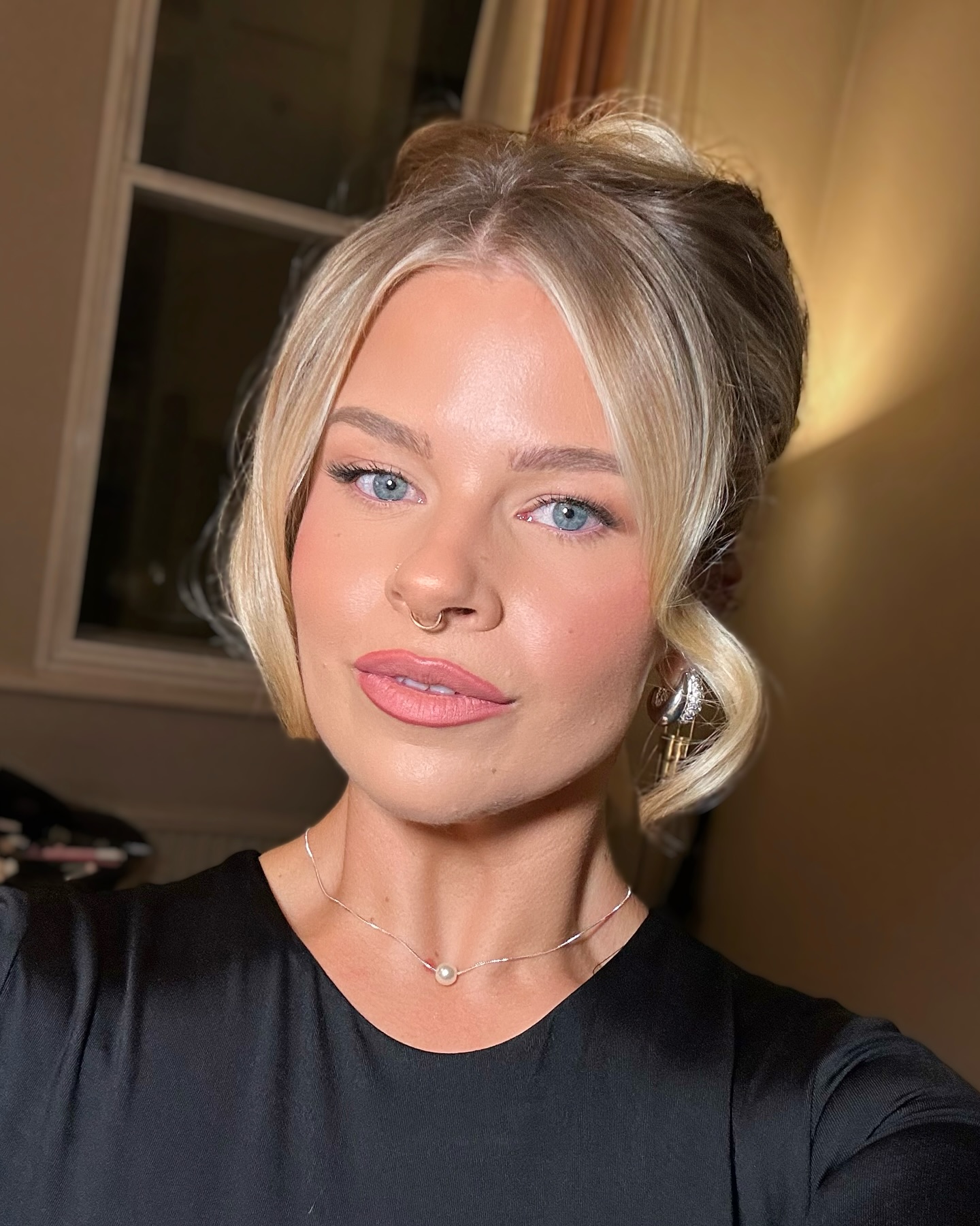 My go-to glam makeup, which appears exactly 4 times a year… ?
My favourite makeup is still soft, refined and flattering. A Cheshire Makeup Co. full glam is the opposite of heavy or harsh! ??
Products
@hourglasscosmetics ambient glow foundation
@hourglasscosmetics concealer
@hourglasscosmetics ambient lighting powder
@charlottetilbury airbrush powders
@diorbeauty blush 01 rosy
@maybelline spice lipliner