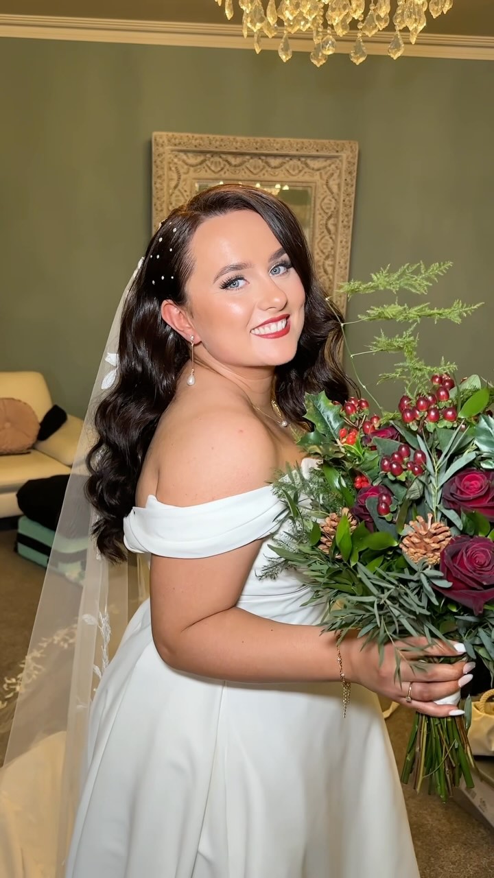 Looking back on Stephanies gorgeous wedding look is making me excited for my first wedding of 2025 next week. Which will feature both a red lip and hollywood waves, but this time in the French Alps! ?⛷️
So lucky to travel to so many amazing places! ??
Hair @charlotterosehairstylist_
#bridalmakeup #bridalmakeupartist #cheshire #cheshiremakeupartist #cheshirewedding #arleyhall