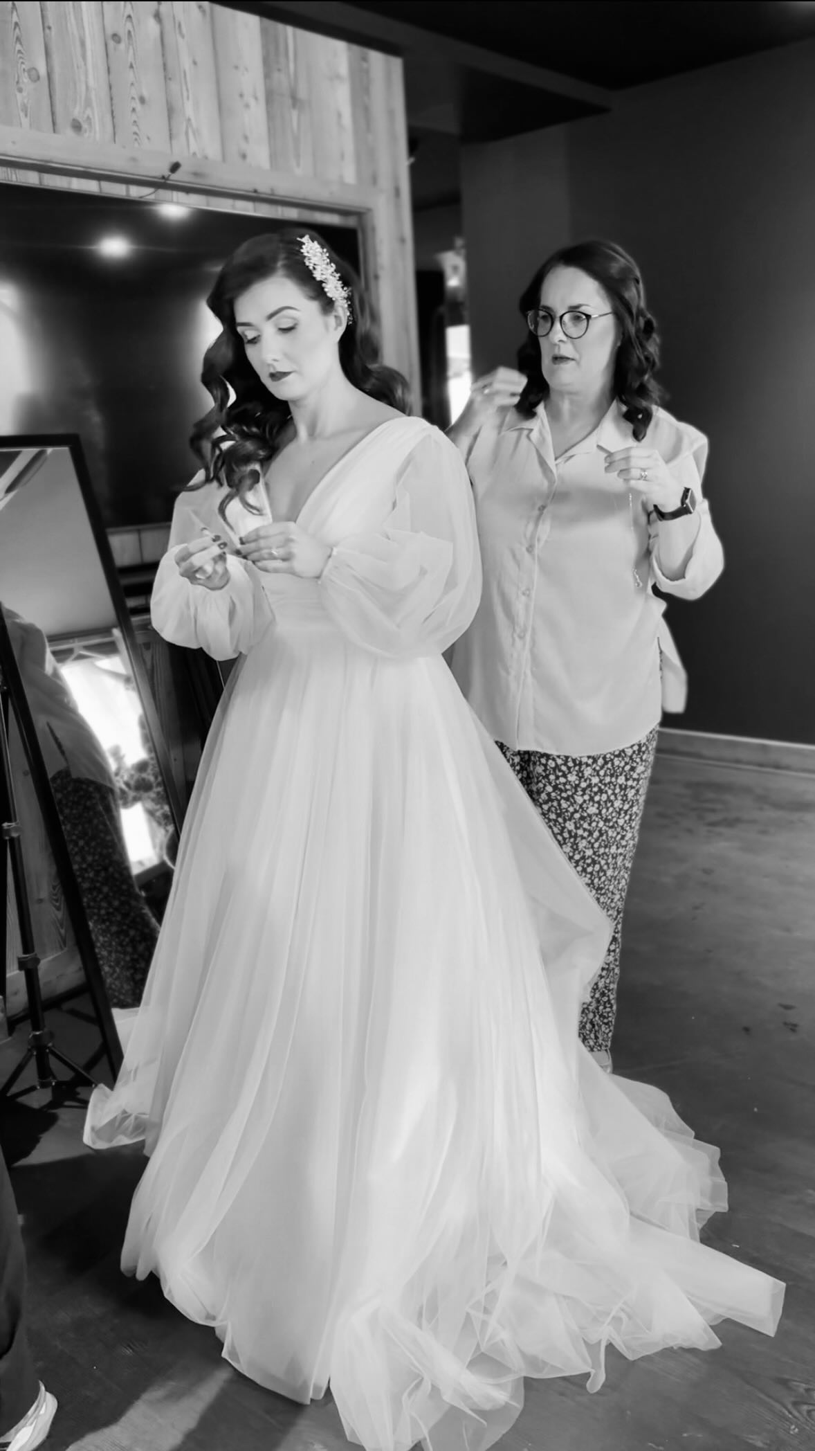 The final walk down always gets me ?
Our beautiful Bride Rachael looked like an angel for her day yesterday, it was such a pleasure to help her and her girls get ready ?
#bridalmakeupartist #destinationwedding #destinationmakeupartist #montriond #morzine #weddingmakeupartist