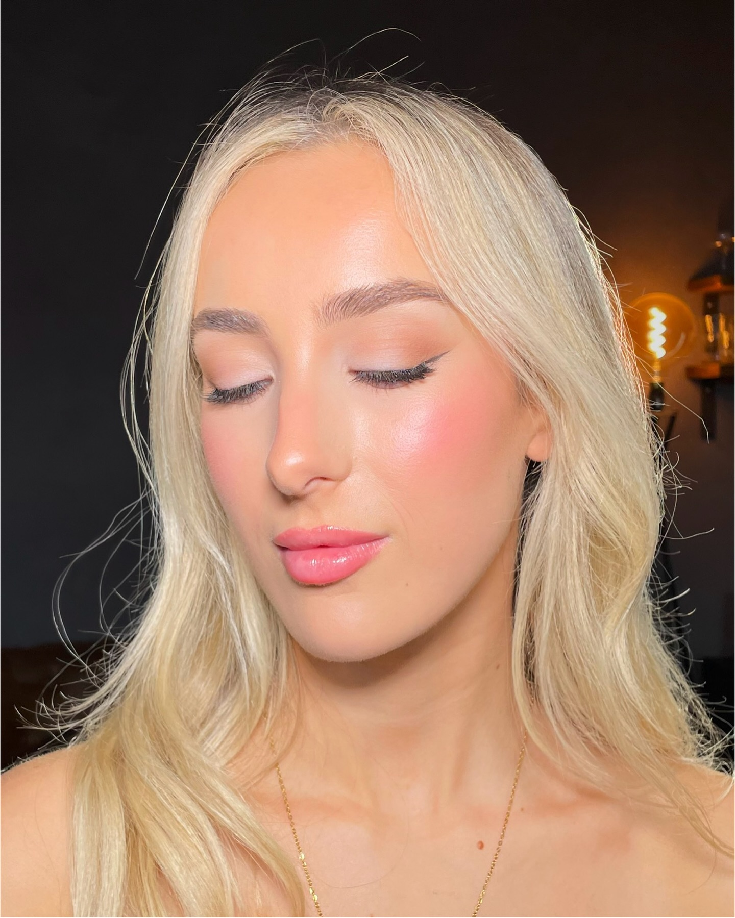 Just a blushy, pinky soft glam to brighten up your Monday morning ?
Life has been so very busy lately, with trials, lessons and the accredited course ?
Wedding season is upon us and its only going to get crazier! ✨
#makeupartist #cheshiremakeupartist #cheshire #bridalmakeupartist