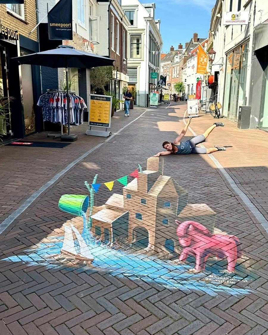 Een prachtig kunstwerk vlak bij onze voordeur, gemaakt door Rianne te Kaat! ?✨
Je vindt het ter hoogte van Smeepoort Menswear, en het is écht een bezoekje waard.
Kom jij binnenkort ook kijken en genieten van deze kunst in de straat?
? Donkerstraat 22, Harderwijk
#RianneTeKaat #KunstInDeStad #Harderwijk #StreetArt #SmeepoortMenswear #Donkerstraat #LederzaakNL #LokaalTalent #SupportLocalArtists #Kunstkijken #Eyecatcher #Creativiteit #InstaArt #ShopLocalHarderwijk