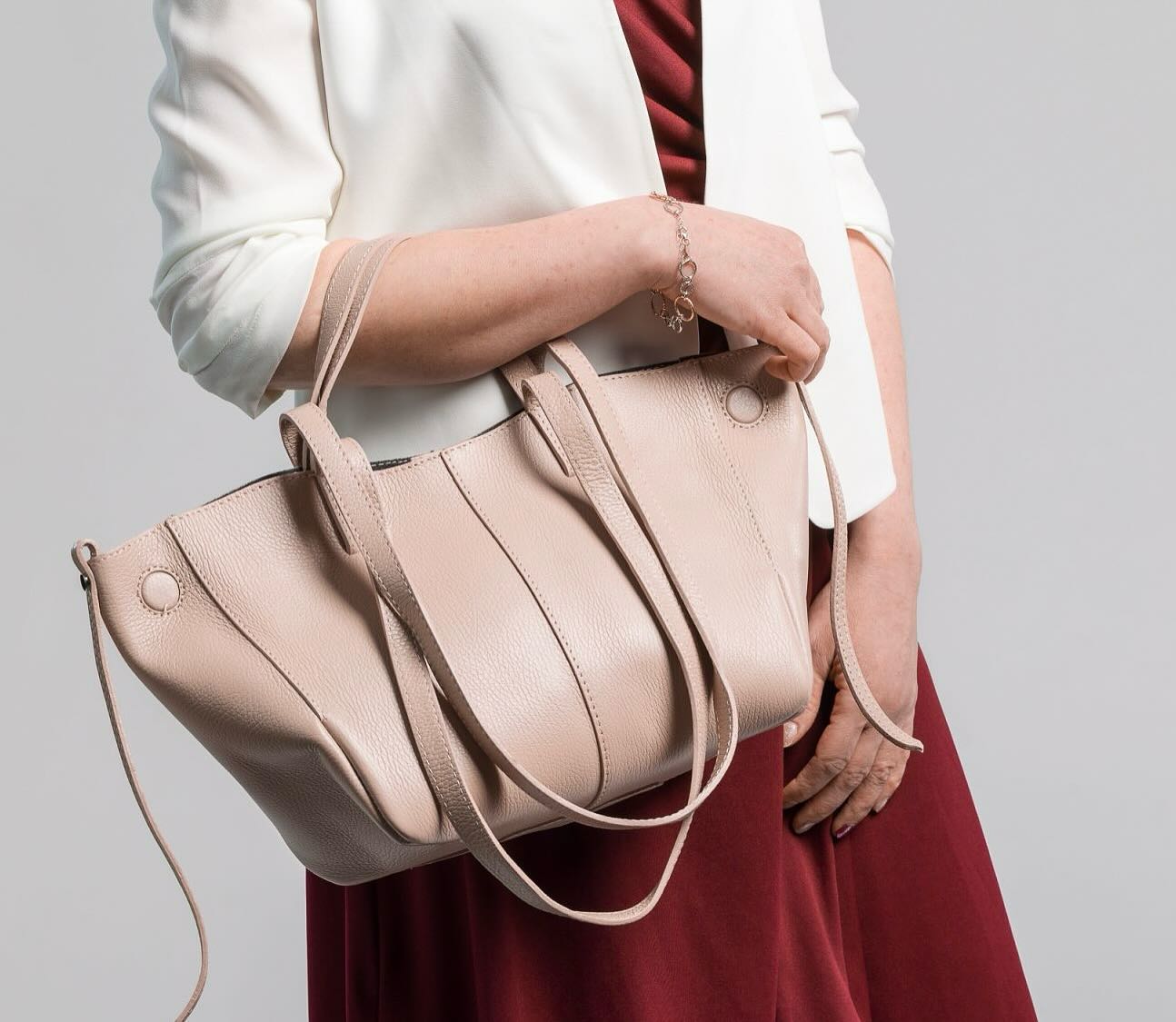 ✨ Tijdloos & Praktisch – De Perfecte Lederen Shopper ✨
Deze elegante shopper van echt leder is jouw nieuwe everyday essential. Met een losse binnentas houd je al je essentials netjes georganiseerd. ?
Draag ’m in de hand of over je schouder – de keuze is aan jou, dankzij de twee korte handgrepen én lange schouderbanden.
Stijlvolle details zoals blinde magneetsluitingen en een strakke, veilige magneetsluiting aan de bovenkant maken deze tas helemaal af.
? 25 cm H x 26 cm B x 11 cm D
? Materiaal: Echt leder
#LederenShopper #TijdloosDesign #EchtLeder #DamesTas #ShopperBag #EverydayStyle #HandmadeBag #MinimalChic #PraktischEnStijlvol #LeatherLover #SustainableStyle #BagCrush #OutfitInspo #elegantdetails #heerlijkharderwijk #harderwijksezaken #zeewolde #putten #nunspeet #hierden #dronten