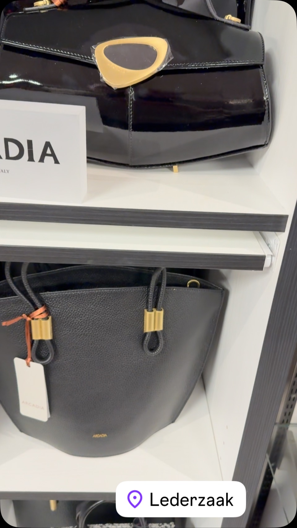 Kunst uit Italië – Smaakvolle, Vrouwelijke Tassen
Ontdek de perfecte mix van Italiaanse elegantie en vakmanschap. Onze tassen zijn ware kunstwerken, vervaardigd van hoogwaardig leer en ontworpen met oog voor detail. Elke tas is uniek, een stijlvolle verrijking voor jouw outfit. Verkrijgbaar in diverse kleuren, zodat je altijd een model vindt dat bij jouw persoonlijkheid past.
Topkwaliteit. Tijdloos. Onweerstaanbaar.
#harderwijk #ermelo #putten #heerlijkharderwijk #nunspeet #zeewolde #harderwijksezaken #bags #lelystad