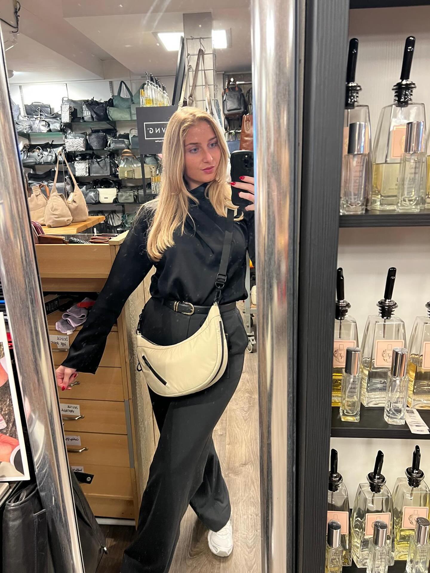 Leuke tassen van Aunts & Uncles – Japanse stijl ??
Ontdek de nieuwste collectie moderne, gerestylede tassen van gerecycled materiaal! Lichtgewicht, duurzaam én stijlvol.
Beschikbaar in diverse modellen – ideaal voor wie houdt van een strakke Japanse look met oog voor het milieu ?.