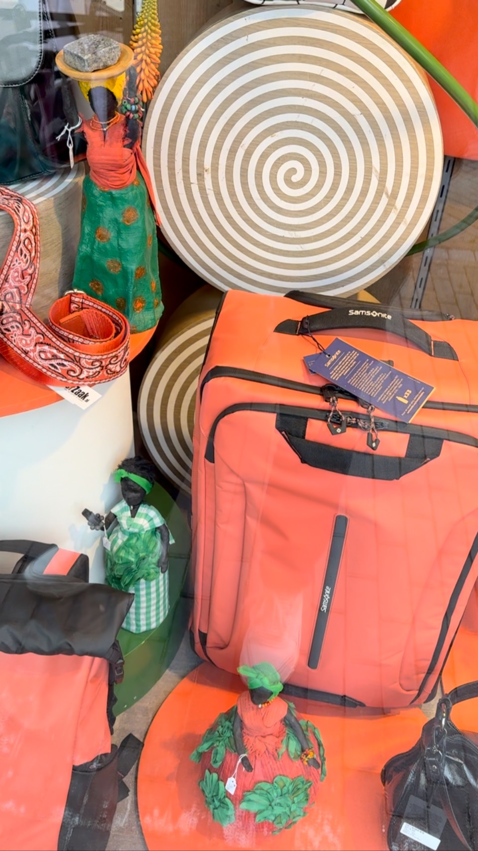 ✨ Nieuwe etalage alert! ✨
Onze etalage is dit keer extra bijzonder: gevuld met prachtige kunst van Froukje van de Bovenkamp ?. Naast onze stijlvolle tassen, reisproducten en TapParfum kun je nu ook deze unieke kunstwerkjes shoppen. Maar let op: op = op!
Kom gezellig langs en ontdek het zelf ??️?
#Lederzaak #Harderwijk #KunstInDeEtalage #FroukjevandeBovenkamp #TassenLiefde #TapParfum #Reisproducten #UniekeVondsten #ShopLocal #opisop