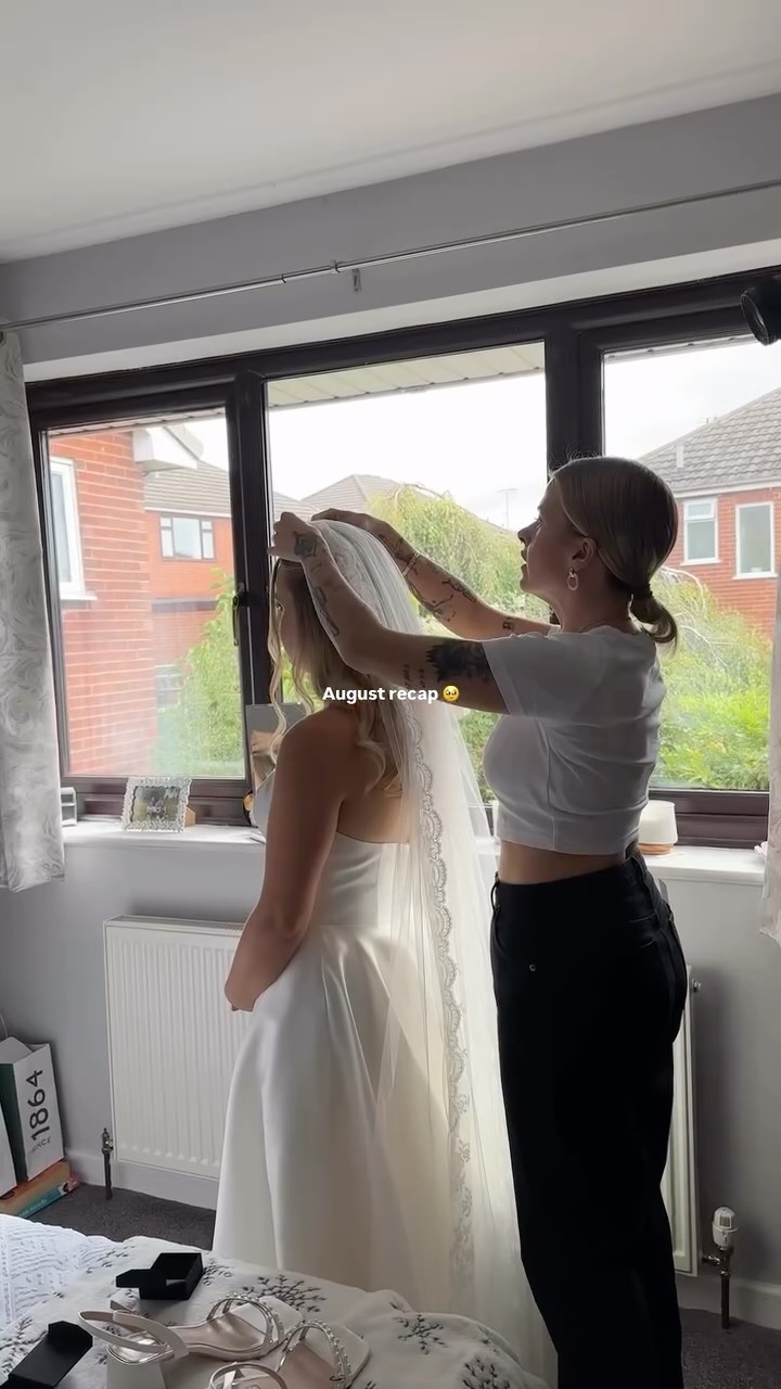 20 brides
11 trials
1 birthday
2 lost light cables
1 trapped nerve
2 litres of setting spray
A sprinkle of rosé
300 bobby pins
1 full heart ?
Thank you, thank you ?
Forever and ever grateful to you girls x
Love ya
Chloe x