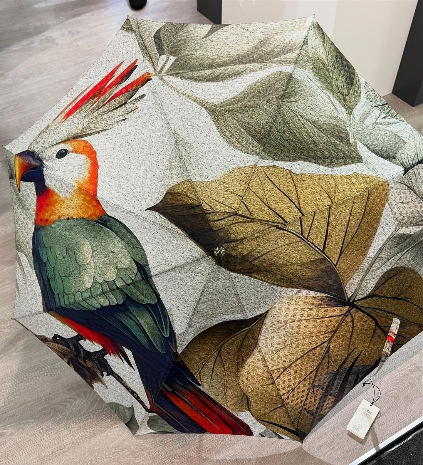 ? Wij zijn druk voor u op inkoop!
Wist u dat de kunst van het maken van paraplu’s nog steeds in Europa bestaat? De Oostenrijkse firma Doppler ?? vervaardigt deze prachtige exemplaren met de hand. De stoffen komen uit Italië ?? en de handgrepen ook.
Wij hebben drie bijzondere modellen voor u geselecteerd – waarvan deze vogelparaplu er één is. ?✨
Verkrijgbaar medio oktober 2025.
? Interesse? Laat het ons weten, dan reserveren wij er alvast één voor u.
#Doppler #Paraplu #LuxeAccessoires #StijlvolReizen #Handgemaakt #MadeInEurope #Oostenrijk #Italië #Elegantie #Herfst2025 #Lederzaak