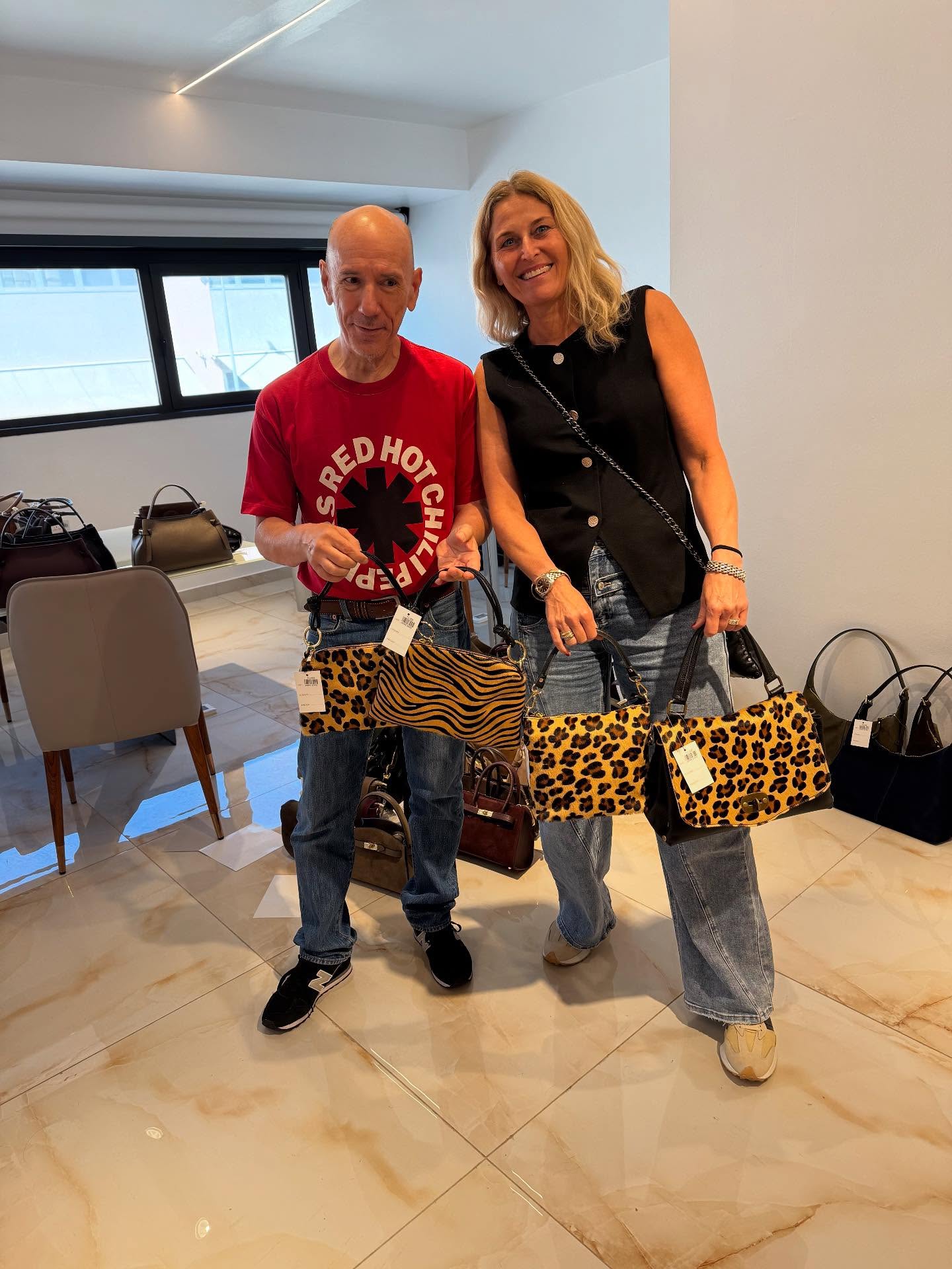 ✨ Op inkoop in Italië ??
Panterprint, suède, uni kleuren én multicolor… het komt er allemaal aan! ?
Benieuwd? Blijf ons volgen, we laten snel weten wanneer de nieuwe collectie binnen is.
#leder #lederzaak #italiaansleder #panterprint #suède #multicolor #lederliefde #fashiondetails #ledercollectie #uniekleder #duurzaamleder #stoffeninspiratie #lederdesign #italiaansdesign #italianleather #leatherfashion #leatherstyle #leatherdesign #madeinitaly #leathercollection #slowfashion #handcrafted #leathergoods #leatherbags #designerleather