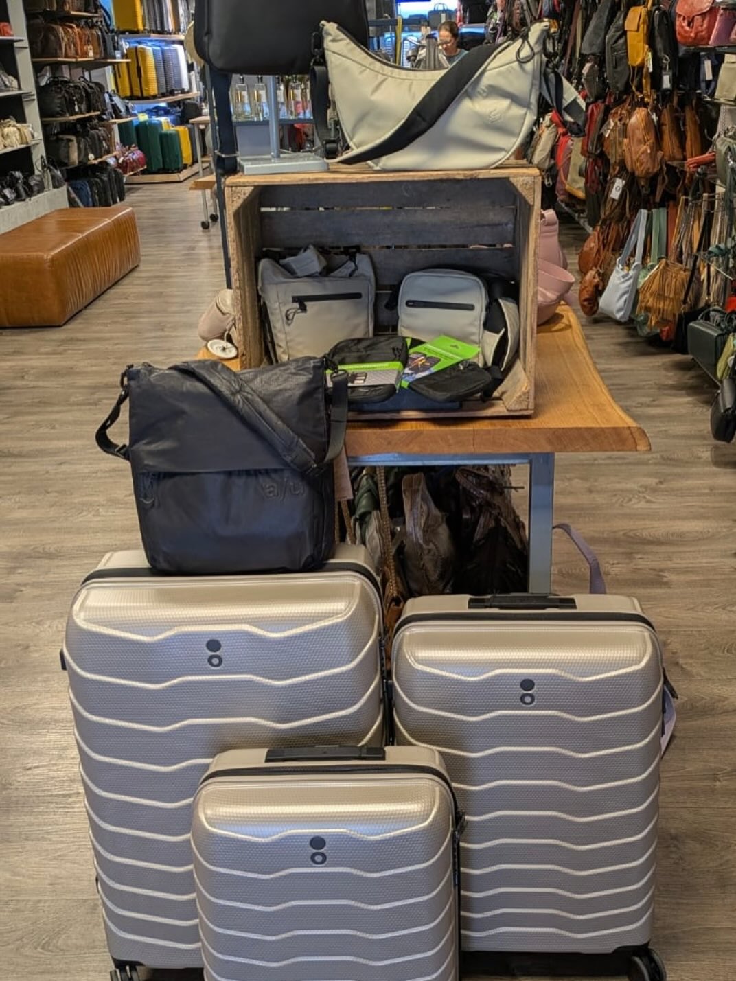 ✨ Ready for take-off!
Onze 100% polycarbonaat koffers van Echolac zijn licht, sterk en rollen moeiteloos mee dankzij 4 dubbele zwenkwielen. Verkrijgbaar in zwart & champagne. ??
? S €159 | M €179 | L €199
#Echolac #TravelInStyle #Polycarbonaat #Koffer #Reizen #TravelEssentials #SuitcaseLove #ChampagneVibes #TravelReady