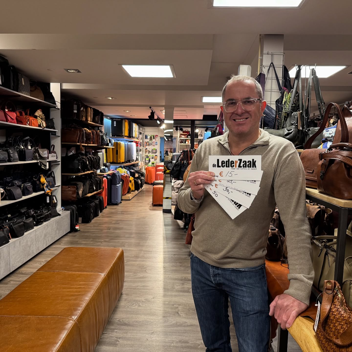 Als er iemand van tassen, riemen, portemonnees, koffers of geuren houd, dan weten wij wel zeker dat het beste cadeau is om gewoon een voucher te geven van de Lederzaak!
Perfect voor de feestdagen die er aan gaan komen!
#lederzaak #harderwijk #gelderland #bags #bagsstore #voucher #cadeauidee