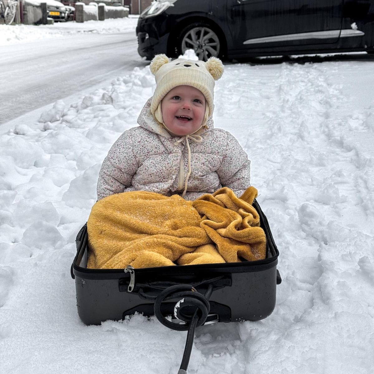 oude koffer = sneeuwpret ❄️❄️ Wat kregen wij deze fantastische foto binnen! En tsja, als de oude koffer gebruikt wordt als slee, dan weet je ons wel te vinden voor een nieuwe koffer om mee te nemen naar je vakantiebestemming! ?
#lederzaak #harderwijk #gelderland #sneeuwpret #sneeuw
