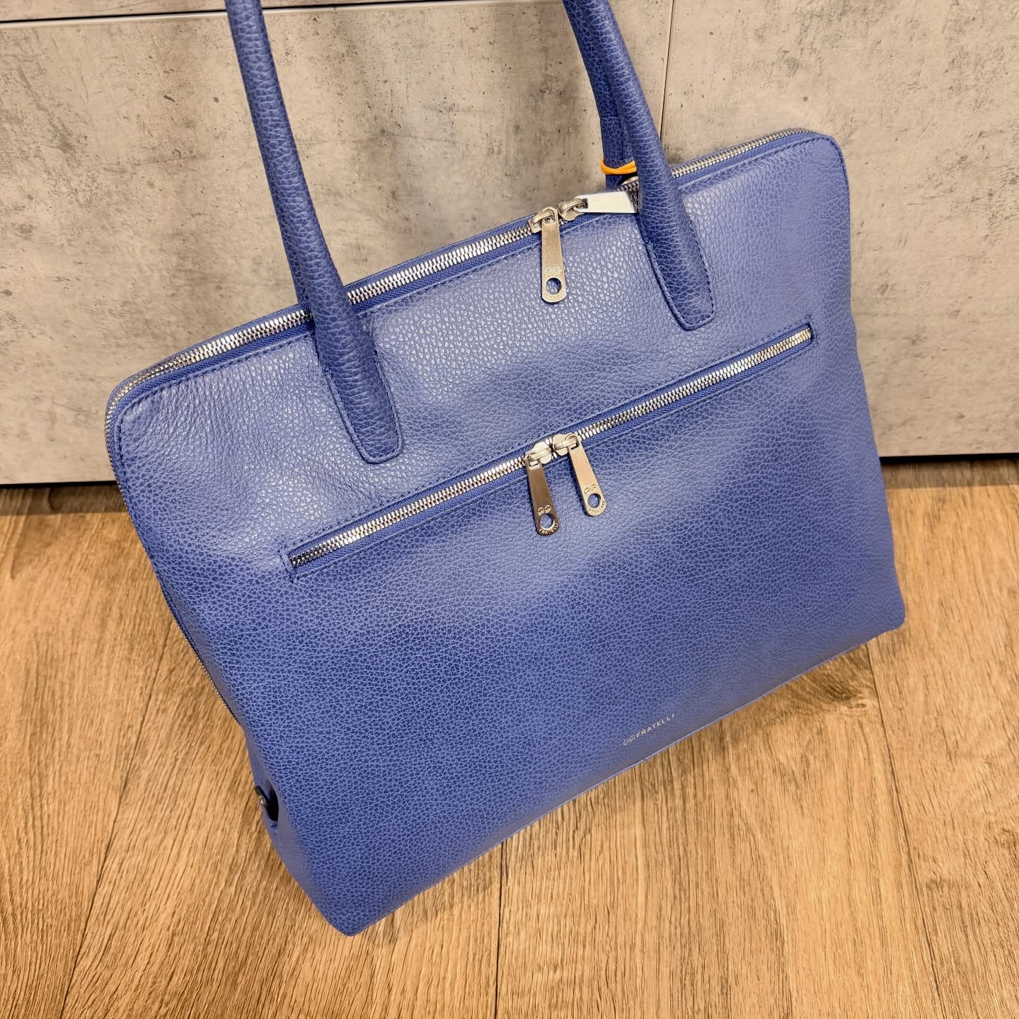 Als je elke dag met een van deze werktassen naar kantoor mag gaan, dan is werken geen straf! Kies jij voor een blauwe of rode? Bekijk ze nu in onze winkel of bestel deze op onze website!
#lederzaak #harderwijk #werktas #businesswoman #business