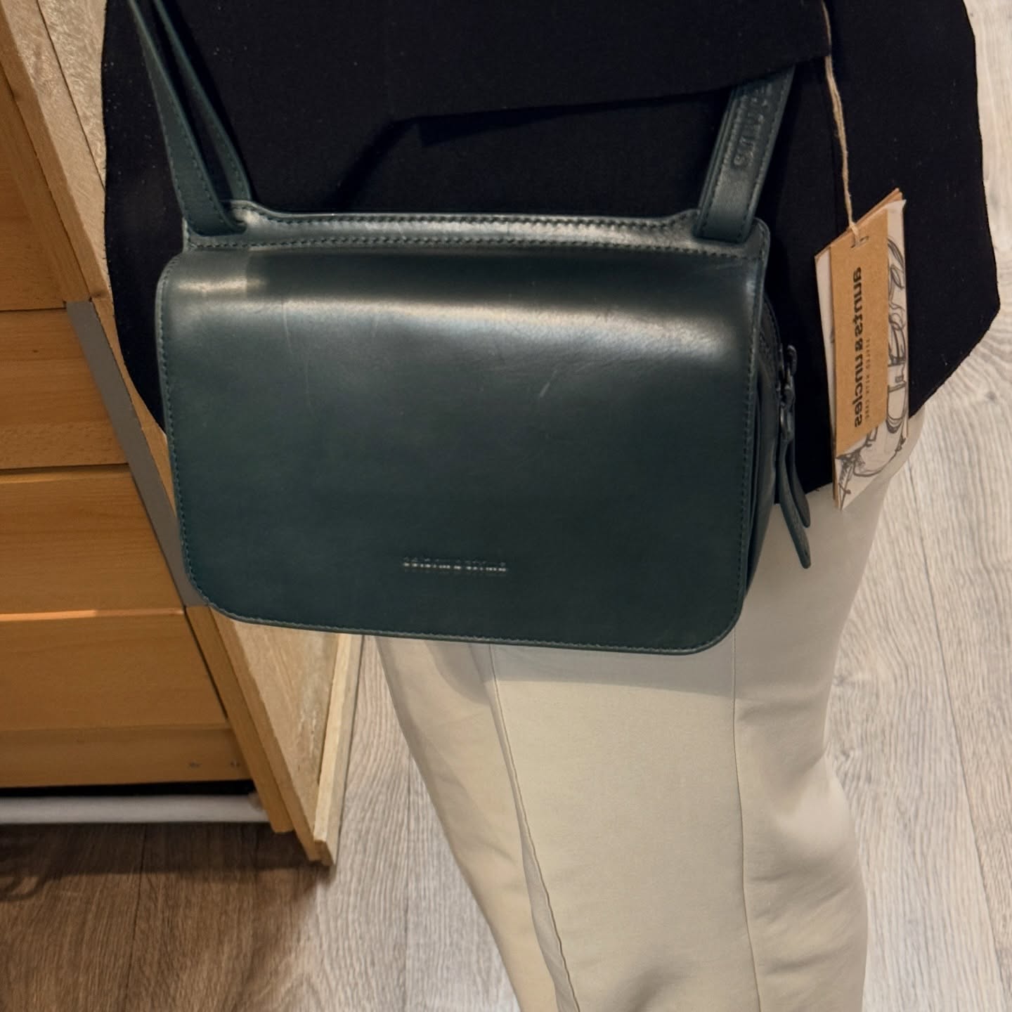 Deze prachtige tas van Aunts & Uncles is de perfecte tas om elke dag ergens mee naar toe te nemen. De tas is groot genoeg om verschillende spullen mee te vervoeren! ? #lederzaak #harderwijk #gelderland