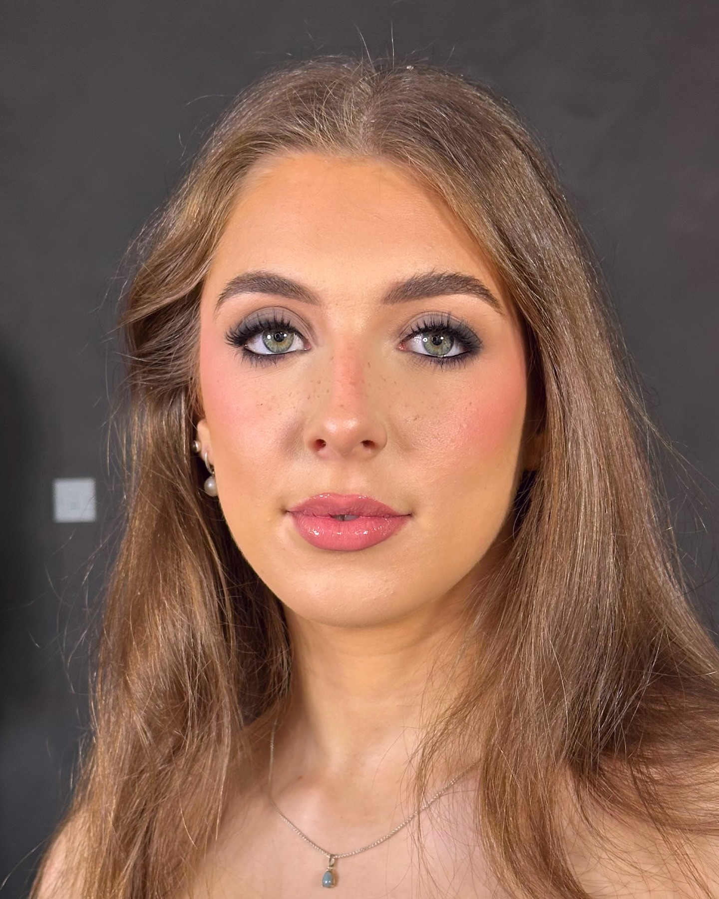 Cool girls wear cool tones ?
Products featured:
@makeupbymario master mattes neutrals
@tatti_lashes
@charlottetilbury flawless filter
@esteelauderuk double wear
@hourglasscosmetics concealer & ambient lighting powder
@diorbeauty 001 blush
@nyxcosmetics_uk mauve lip liner
@charlottetilbury pillow talk fair lipstick
??
#makeupartist #cheshire #cooltonedmakeup #cheshiremakeupartist