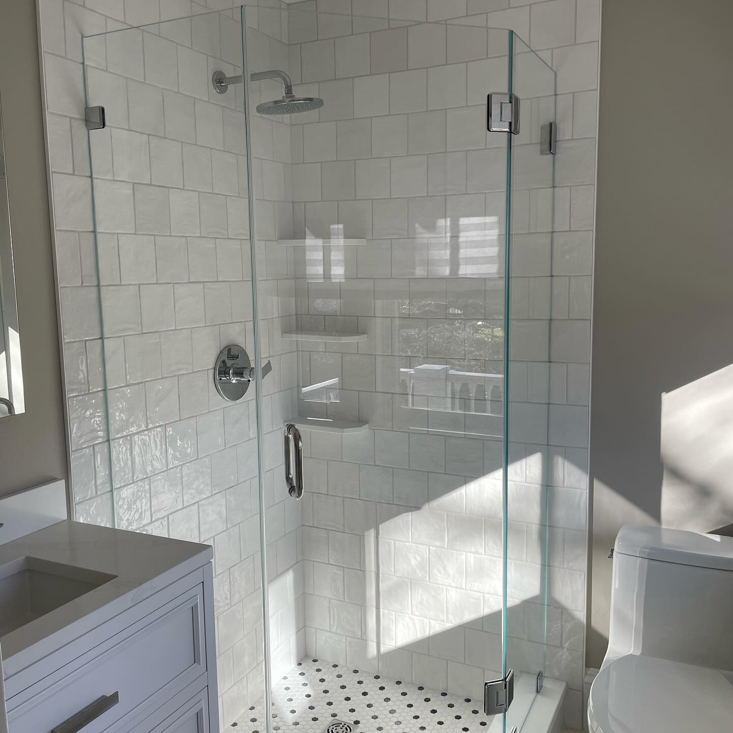Frameless neo angle today. Great turnout for this tight enclosure. #glassdoor #shower