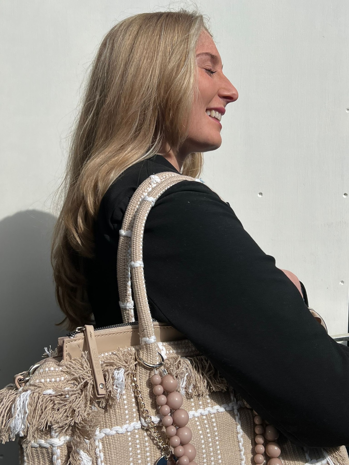 Enjoying the sun! ☀️ Deze kleurrijke grote tassen maken toch iedereen vrolijk?
#lederzaak #harderwijk #gelderland #ermelo #tassen